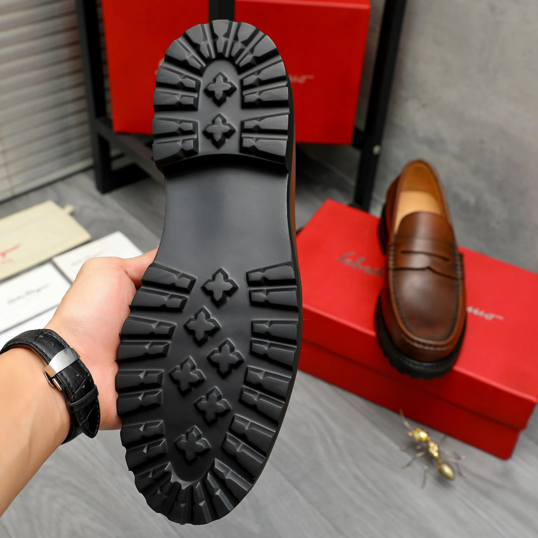 Men's shoes 💰442 Product trademark: Ferragamo "Ferragamo" business formal leather shoes Regular size: 38-46 (45.46 custom-made and non-returnable) Product materials: Selected color-brushed cowhide upper, cowhide lining, non-slip rubber outsole